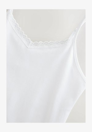 Top canottiera bianco con bordino in pizzo sul collo, dotato di spalline regolabili e un materiale in cotone liscio.