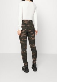 ONLY Petite Tygbyxor - dark grey