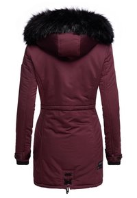 Manteau d'hiver bordeaux avec une capuche en fausse fourrure noire, taille à cordon de serrage et poignets côtelés. Texture lisse avec des détails de quincaillerie minimaux.