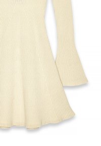 Vestido de crema acanalado con dobladillo acampanado y mangas de campana. Presenta un corsé ajustado y un patrón texturizado en todo el tejido.