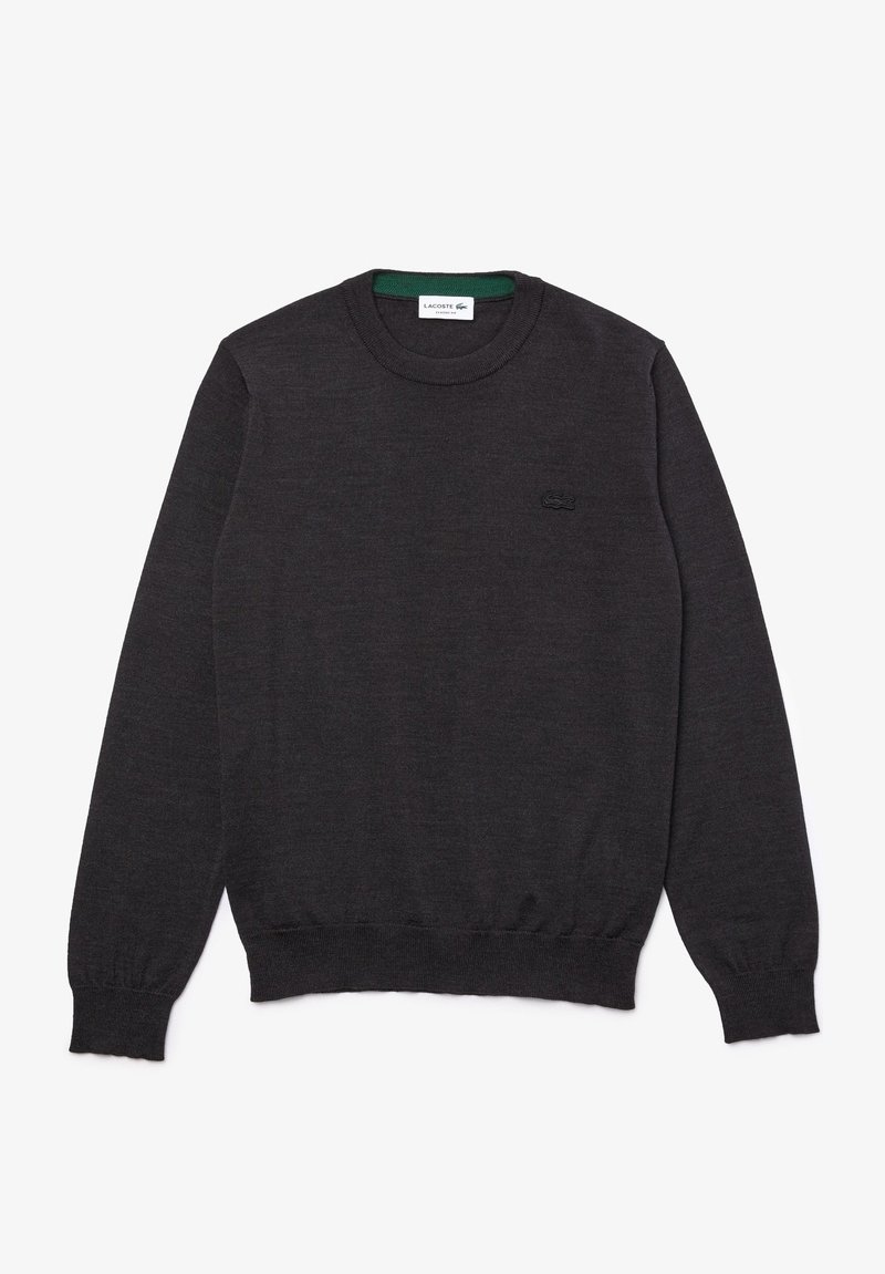 Dunkelgrauer Pullover aus weichem Material, mit Rundhalsausschnitt, gerippten Bündchen und einem dezenten, gestickten Logo auf der Brust.