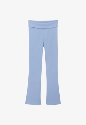 Leggings évasés côtelés bleu clair avec une large ceinture, présentant une texture lisse et une coupe ajustée qui se rétrécit jusqu'au genou.