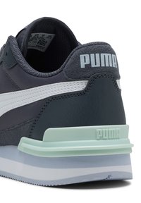 Sapatilha PUMA com parte superior em couro e malha cinza escuro, faixa branca e detalhe em verde menta na entressola. Apresenta calcanhar texturizado e marca.