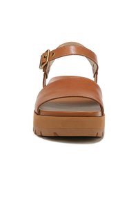 Braune Leder-Sandale mit einem breiten Riemen vorne, verstellbarem Knöchelriemen mit einer Metallschnalle und einer Plattformsohle.