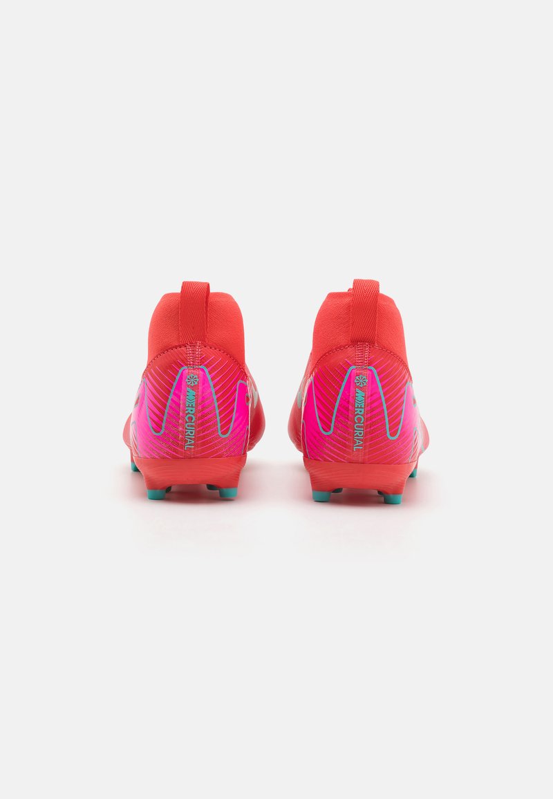 Rote Fußballschuhe aus strukturiertem Synthetikmaterial mit einem Farbverlauf in Pink und hellblauen Stollen. Mit Zuglaschen für einfaches Anziehen.