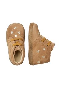 Stivaletti in suede beige con motivi a forma di cuore argentati, punta rotonda, suola in gomma marrone e lacci gialli. Design a metà altezza per supporto alla caviglia.