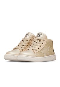 Złote sneakersy typu high-top mają błyszczące metaliczne wykończenie z teksturowanym panelą ze złotego brokatu oraz akcentem w kształcie gwiazdy. Gumowa podeszwa i sznurowana konstrukcja.