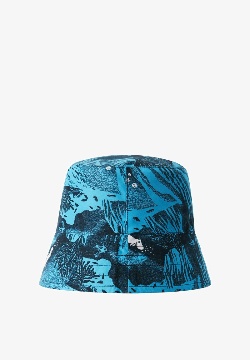 Niebieska czapka z daszkiem o żywym wzorze w czerni, na którym znajdują się drzewa i życie wodne. Wykonana z lekkiego materiału, z przeszyciami.
