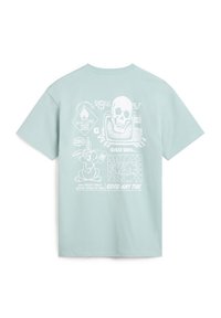 Camiseta de algodón verde menta con estampados gráficos blancos, incluyendo una calavera, un personaje de dibujos animados y detalles de texto en la parte de atrás.
