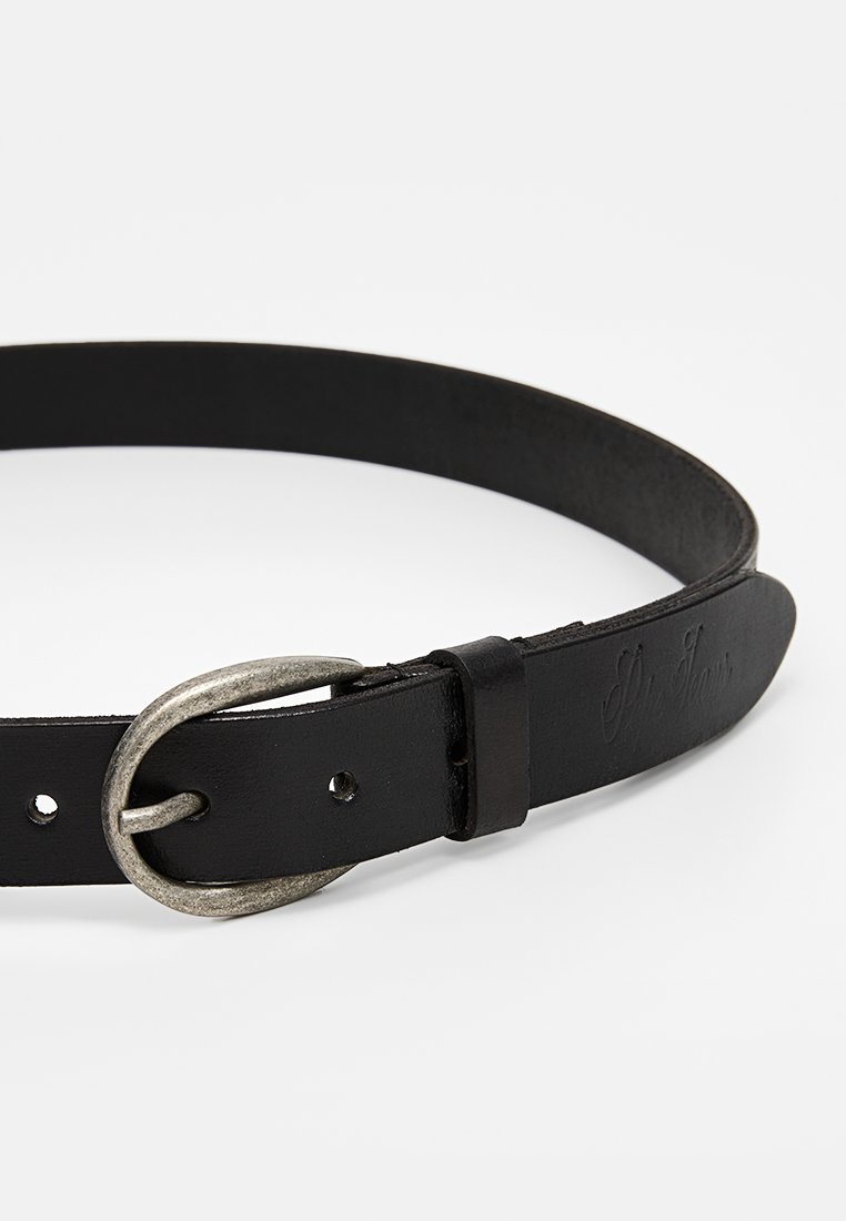 Ceinture en cuir noir avec une boucle en métal, dotée d'une texture lisse et de multiples trous de réglage. Détail du logo gravé sur la sangle.