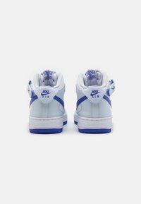 Sapatilhas Nike Air brancas e azul claro com um design de cano alto, em couro liso, com detalhes azuis no calcanhar e no swoosh.