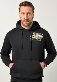 Felpa nera con cappuccio e tasca frontale, caratterizzata da un design grafico testuale colorato sul lato sinistro e regolazioni con cordino sul cappuccio.