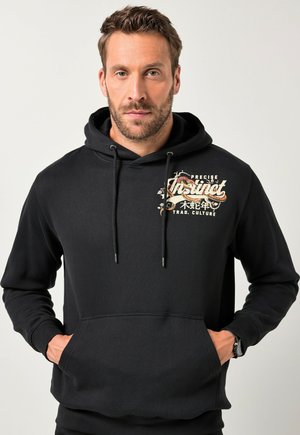 Felpa nera con cappuccio e tasca frontale, caratterizzata da un design grafico testuale colorato sul lato sinistro e regolazioni con cordino sul cappuccio.