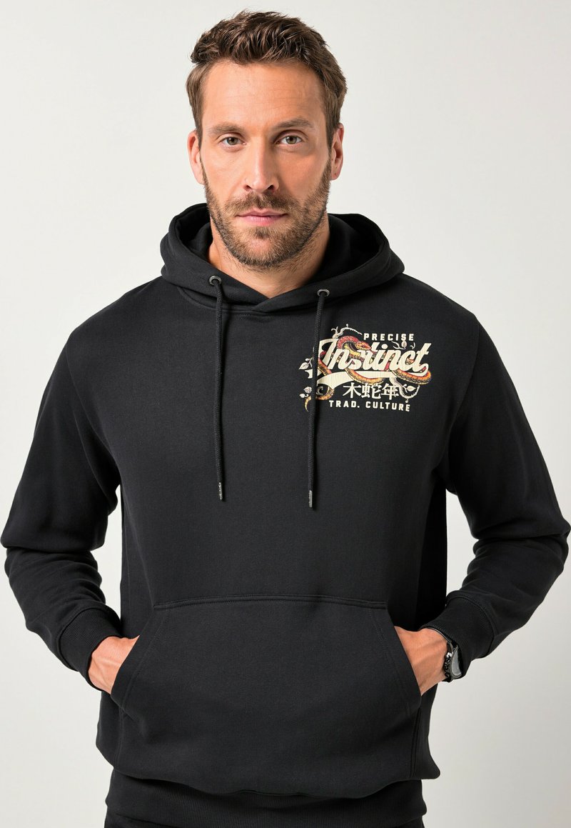 Felpa nera con cappuccio e tasca frontale, caratterizzata da un design grafico testuale colorato sul lato sinistro e regolazioni con cordino sul cappuccio.