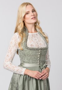 Traditionelles Dirndl mit einem hellgrünen Mieder und filigranen Mustern, kombiniert mit einem Satinskirt. Das Ensemble umfasst Spitzeärmel und dekorative Knöpfe.