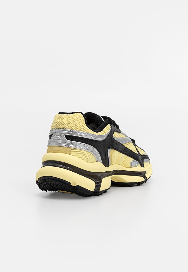 Czarno-żółte buty sportowe z siateczkowym, syntetycznym wierzchem, teksturowaną podeszwą, srebrnymi akcentami oraz wyściełanym kołnierzem dla komfortu.