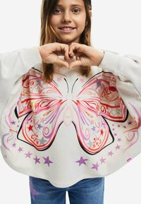 Felpa bianca con un grande design di farfalla caratterizzato da motivi rosa, viola e arancione, arricchita da accenti stellati. Tessuto morbido.