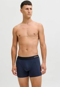 Herren Boxerbriefs in Marineblau aus einem weichen Material. Sie verfügen über einen schwarzen elastischen Bund mit Markenlogo und bieten eine enge Passform für höchsten Komfort.