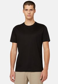 Sort kortærmet t-shirt med rund hals, lavet af glat stof. Har en afslappet pasform og ingen synlige logoer eller mønstre.