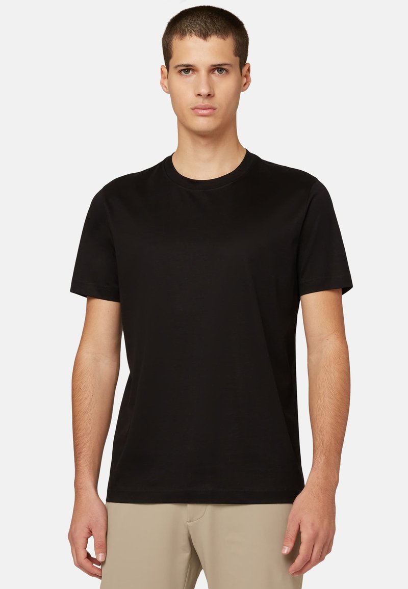 Sort kortærmet t-shirt med rund hals, lavet af glat stof. Har en afslappet pasform og ingen synlige logoer eller mønstre.