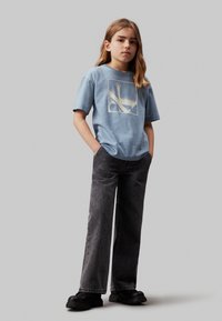 Calvin Klein Jeans MONOGRAM GRID RELAXED - Triko s potiskem - faded denim
