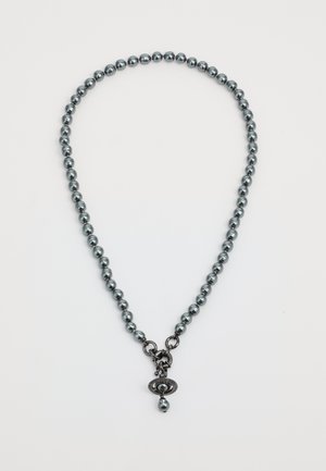 Grijze parelketting met ronde kralen en een sierlijke metalen sluiting met een hangend accent in het midden.