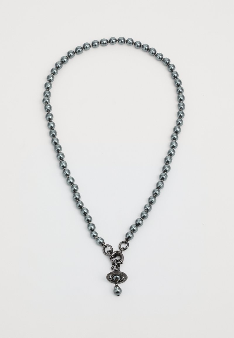 Colar de pérolas cinza com contas redondas e um fecho metálico ornamentado com um detalhe pendente ao centro.