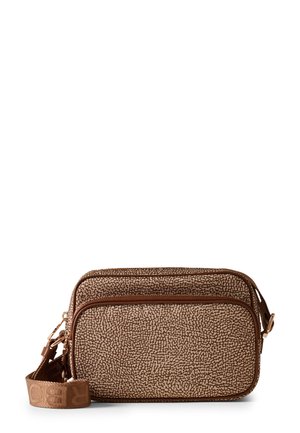 Brązowa, teksturowana torebka crossbody z dwiema zapinanymi na zamek przegrodami i odpinanym paskiem. Posiada wzór w cętki oraz gładkie skórzane wykończenia.