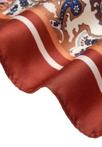 Sidenhalsduk med intrikata blommönster och paisleymönster i orange, blått och krämfärgat, med en satinfinish och en vågig, fållad kant.