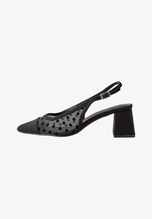 Czarny sandał typu slingback z obcasem typu block, szpiczasty nosek oraz przezroczyste boków z siateczki w groszki i regulowany pasek z klamrą.