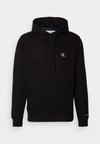 ESSENTIAL REGULAR HOODIE - Džemperis su gobtuvu - black