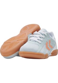 Pár světle modrých síťovaných sportovních bot s bílými tkaničkami a oranžovými gumovými podrážkami, jedna podrážka boty směřující dopředu, ukazuje vzor pro kování.