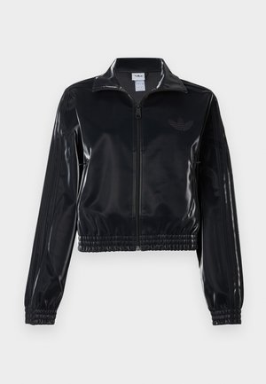 Czarna, błyszcząca kurtka sportowa na zamek błyskawiczny z elastycznymi mankietami i dołem, z subtelnym detalem w postaci trzech pasków na rękawach oraz stonowanym logo na klatce piersiowej.