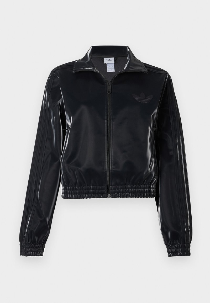 Schwarze, glänzende Trackjacke mit Reißverschluss und elastischen Bündchen und Saum, die dezente Drei-Streifen-Details an den Ärmeln und ein tonales Logo auf der Brust aufweist.