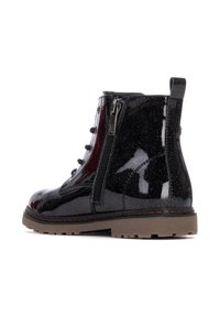 Botas de tobillo de charol negro con un acabado texturizado, cremallera lateral, parte delantera con cordones y suela de goma gruesa. Acentos brillantes en la superficie.