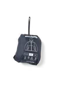 Regenschutzjacke in einem kompakten, dunkelgrauen Beutel. Merkmale umfassen einen durchgehenden Reißverschluss, wasserdichtes Material und Symbole, die die wasserdichten und atmungsaktiven Eigenschaften anzeigen.