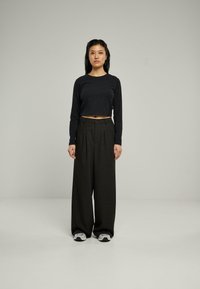 Urban Classics ULTRA WIDE PLEAT-FRONT - Hlače - black