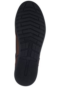 Scarpa in pelle marrone con suola in gomma nera texturizzata e motivo a spina di pesce, con il nome del marchio "GEOX" impresso.