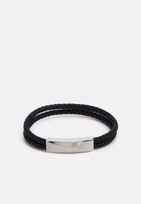 Pulsera de cuero trenzado negro con un cierre de metal en tono plateado que presenta un diseño elegante y una textura suave.