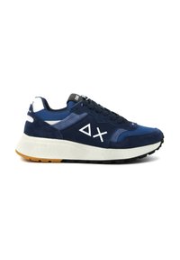Zapatilla deportiva de color azul marino con parte superior de ante y malla, detalle de logo blanco, cordones negros y un collar acolchado sobre una suela intermedia blanca gruesa y suela de goma.