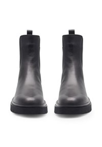 Botas de tobillo de cuero negro con un diseño elegante, textura suave y una suela de goma con un ligero relieve para mayor tracción.