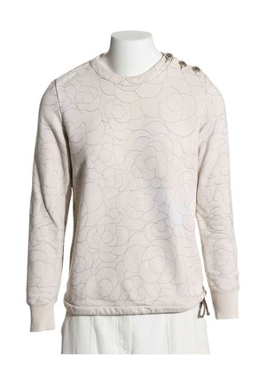 Pull beige clair à manches longues avec un motif floral matelassé subtil, col rond, trois boutons décoratifs sur l'épaule gauche et poignets côtelés.