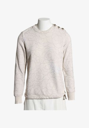 Pull beige clair à manches longues avec un motif floral matelassé subtil, col rond, trois boutons décoratifs sur l'épaule gauche et poignets côtelés.