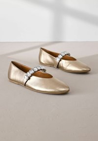 Next REGULAR FIT - SIGNATURE STRAP - Riemchenballerina - gold