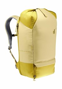 Mochila amarilla y beige hecha de tela duradera, con una parte superior redondeada, bolsillos laterales con cremallera, correas acolchadas y un acabado texturizado.