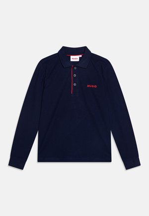 Marineblauw poloshirt met lange mouwen, kraag, drie knopen, rode rand en rood "HUGO"-logo op de linkerborst.