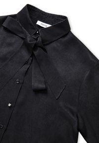 Schwarze Bluse aus leichtem Stoff mit einer Schleife am Kragen, Knöpfen an der Vorderseite und einer strukturierten Oberfläche.
