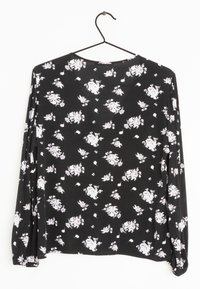 Schwarzes Langarmshirt mit floralem Muster in Pink und Weiß, aus leichtem Stoff, mit rundem Ausschnitt und lockerer Passform.