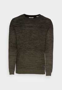 Pull vert foncé en maille texturée, avec un col rond, des manches longues et un ourlet côtelé avec un petit détail d'étiquette.