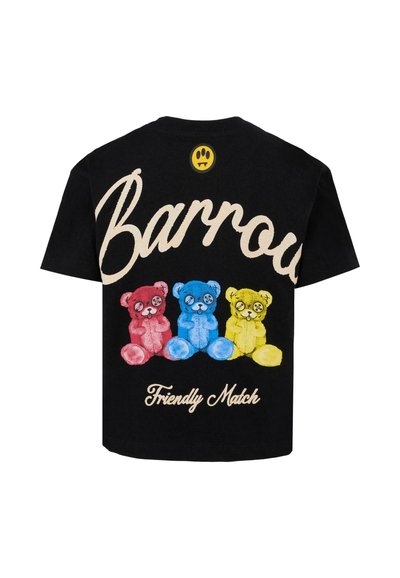 Czarna koszulka z dużym napisem "Barrow", trzema kolorowymi misiami z oczami w kształcie X w kolorze czerwonym, niebieskim i żółtym oraz napisem "Friendly Match" poniżej.